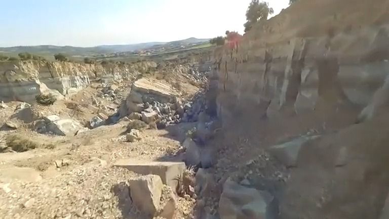 Dron proletěl trhlinou po zemětřesení v Turecku